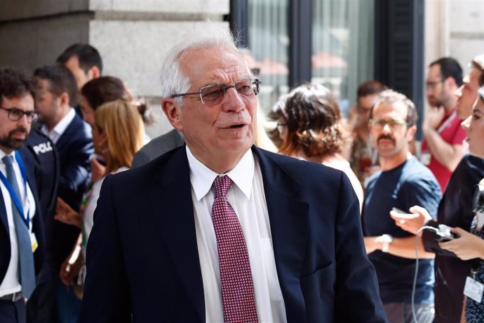 El ministro de Asuntos Exteriores en funcuiones, Josep Borrell, a la salida del Congreso.