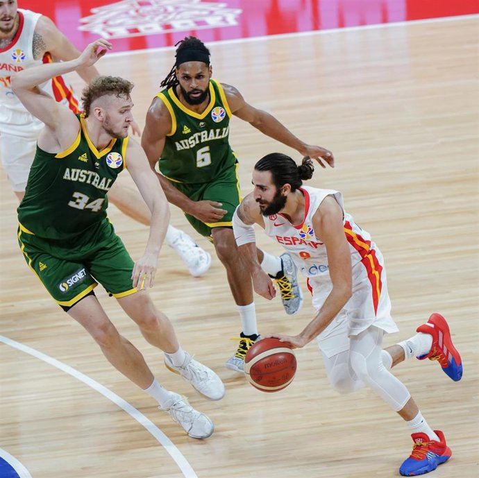 Ricky Rubio intenta penetrar ante Mills y Baynes en el España-Australia de baloncesto del Mundial