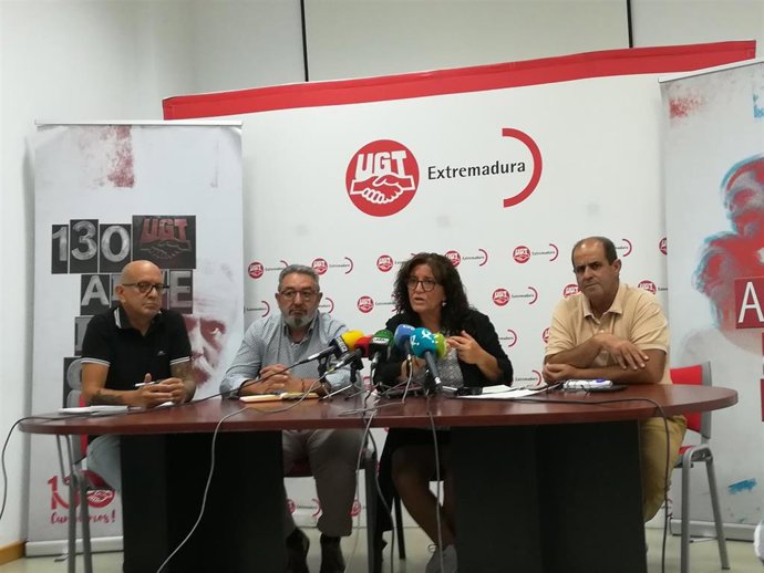 Representantes de UGT (con Patrocinio Sánchez en el centro) para plantear objetivos del inicio del curso político en Extremadura