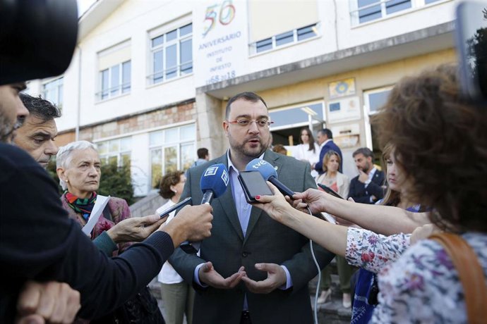 El presidente del Principado de Asturias, Adrián Barbón, atiende a los medios en el inicio del curso de Secundaria y Bachillerato.