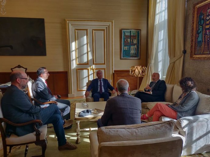 Reunión del delegado del Gobierno en Galicia, Javier Losada, con el gobierno local de Santiago