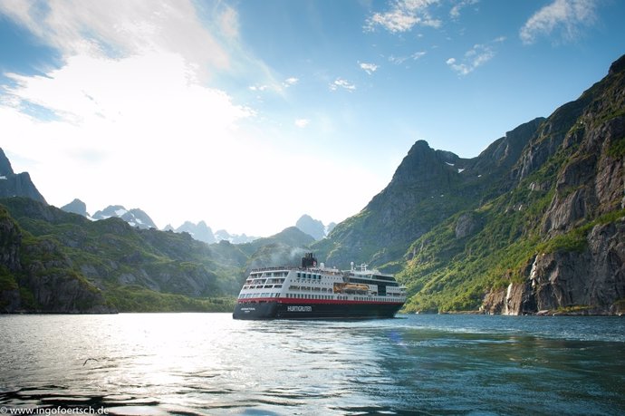 Hurtigruten suma tres nuevos buques de expedición híbridos a su flota