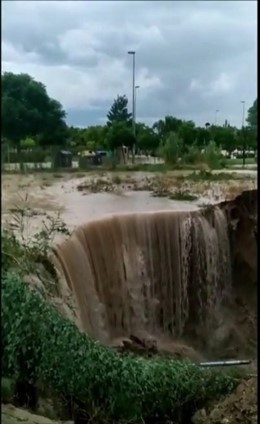 SOCAVÓN EN LA AVENIDA JUAN DE BORBÓN