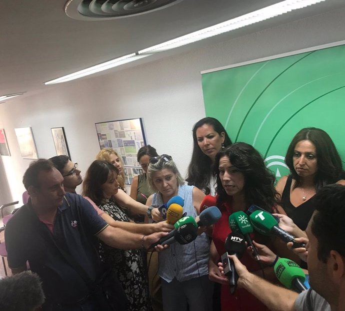 La consejera de Igualdad, Rocío Ruiz, atiende a los medios, en una imagen de archivo. 