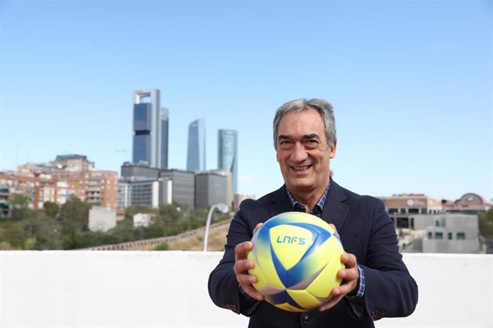 El presidente de la Liga Nacional de Fútbol Sala, Javier Lozano Cid, posa para Europa Press con el balón oficial de la Liga Nacional Fútbol Sala (LNFS)