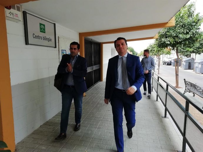 El alcalde de Córdoba, José María Bellido, a su llegada al CEIP Mediterráneo.