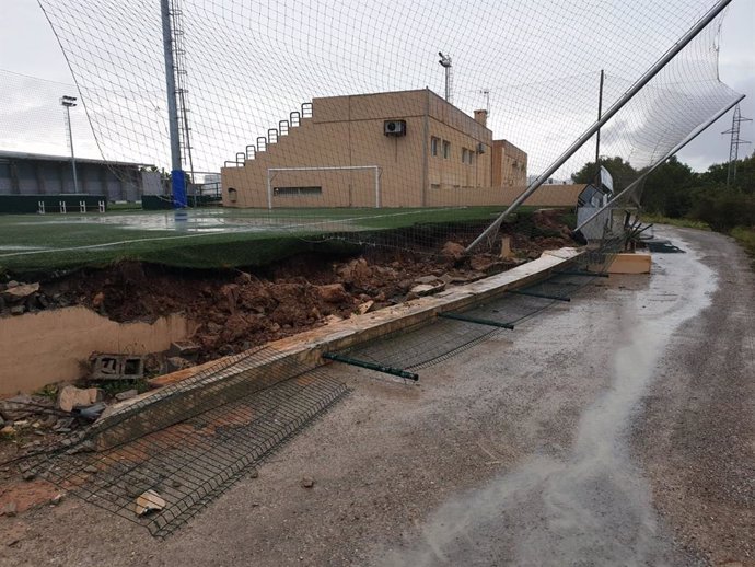 Desperfectos en Sant Josep de Sa Talaia debido a la tormenta, este jueves por la tarde.