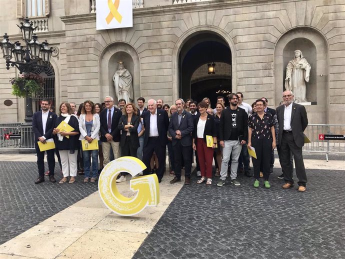 Los 10 concejales y 46 consejeros de distrito de ERC con la G del gobierno de impulso//Europa Press