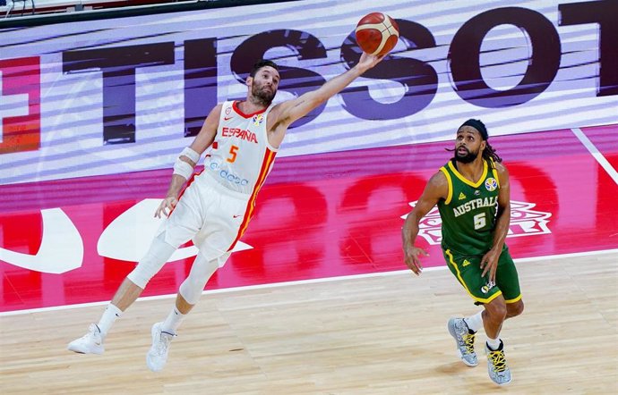 El capitán de la selección española de baloncesto, Rudy Fernández, en las semifinales del Mundial de China ante el jugador de Australia Patty Mills