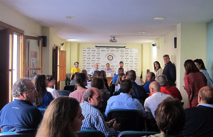 Asamblea de los trabajadores de Onda Jaén con responsables de UGT, CCOO y CSIF.