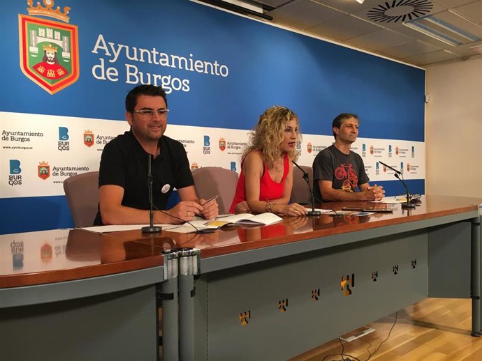 Félix Martínez, representante de Andando Burgos, Blanca Carpintero, concejal de Seguridad Ciudadana, y Pedro Mediavilla, representante de Burgos con Bici.