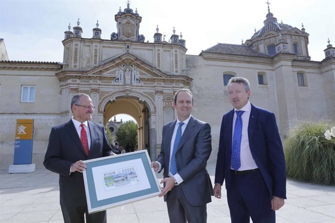 El rector de la UNIA, José Ignacio García Perez, a la derecha de la imagen, sostiene el cupón de la ONCE por el 25 aniversario de la UNIA, junto al delegado territorial, Cristóbal Martínez, y Patricio Cárceles.