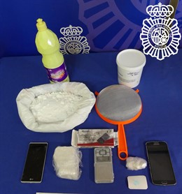 Droga y objetos intervenidos en la operación en Salamanca.