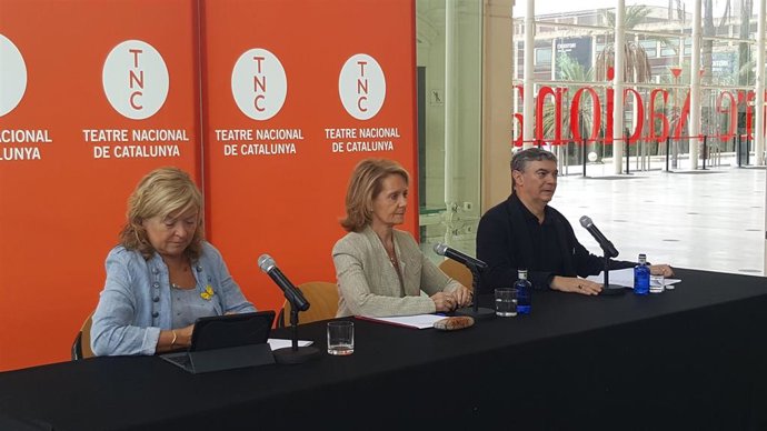 La directora general de la Dirección General de Creación, Acción Territorial y Biblioteques, ngels Ponsa; la consellera de Cultura de la Generalitat, Maringela Vilallonga; y el director del TNC, Xavier Albertí