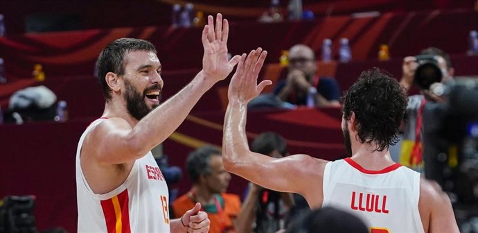 Marc Gasol festeja el pase a la final del Mundial con Sergio Llull