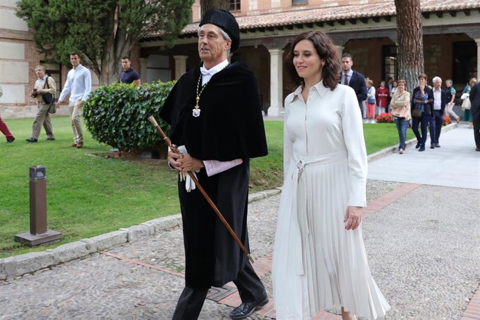 El rector de la Universidad de Alcalá, Fernando Galván, y la presidenta de la Comunidad de Madrid, Isabel Díaz Ayuso, durante la Apertura Oficial del Curso Universitario 2019/2020 en el Paraninfo de la Universidad de Alcalá de Henares (Madrid, España), 