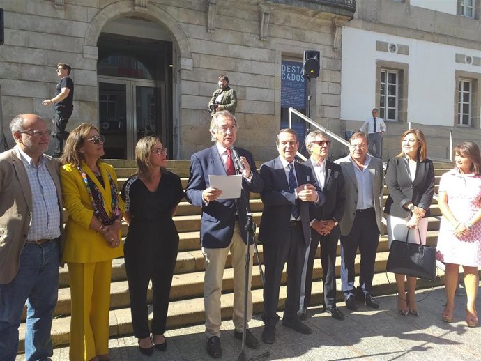 El decano de los ingenieros de caminos, Enrique Urcola,  junto al alcalde de Vigo, la conselleira Ethel Vázquez y otros cargos, en la inauguración de una exposición sobre el puente de Rande.