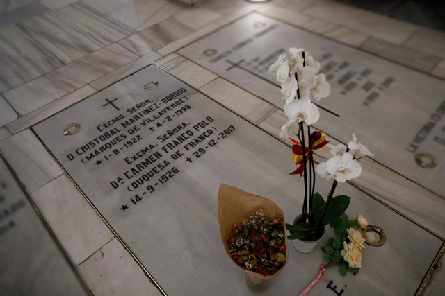 Sepultura en la que se encuentran los restos mortales de la única hija del dictador Francisco Franco, Carmen Franco, y su marido, Cristóbal Martínez-Bordiú, en la cripta de la Parroquia de Santa María la Real de la Almudena en Madrid . Aunque está pegada 