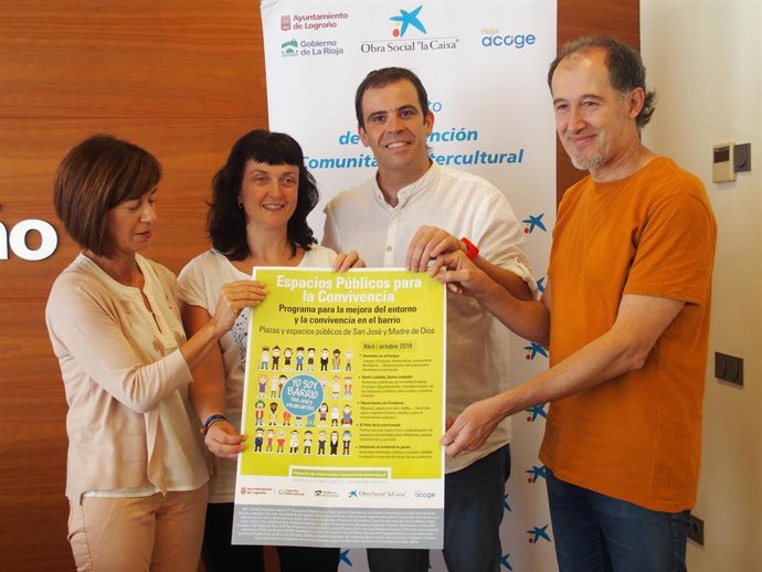 El concejal de Servicios Sociales ., Iván Reinares; la directora general de Servicios Sociales , María Luisa Ruiz de Escudero; la representante de la Asociación Vecinal Madre de Dios, Marian Alcalde, y el coordinador del Proyecto ICE, Alfonso Troya.