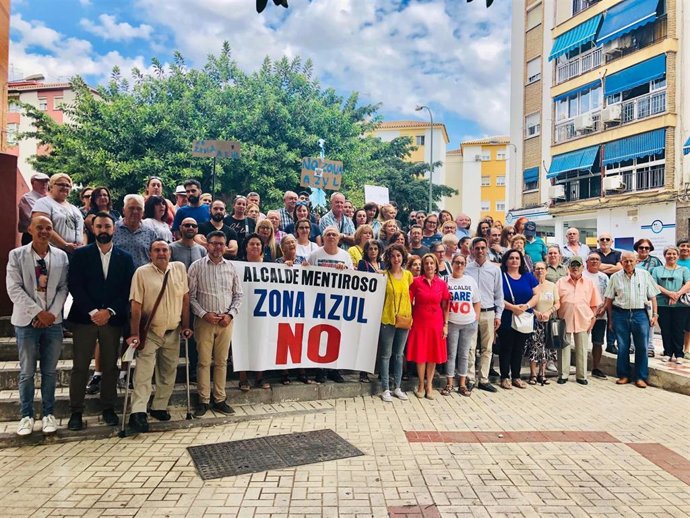 Miembros del PSOE se manifiestan junto a vecinos de Cruz de Humilladero en contra de la zona azul.