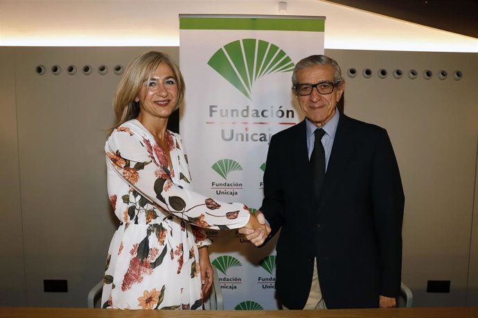 La consejera de Cultura y Patrimonio, Patricia del Pozo, y el presidente de la Fundación Unicaja, Braulio Medel.