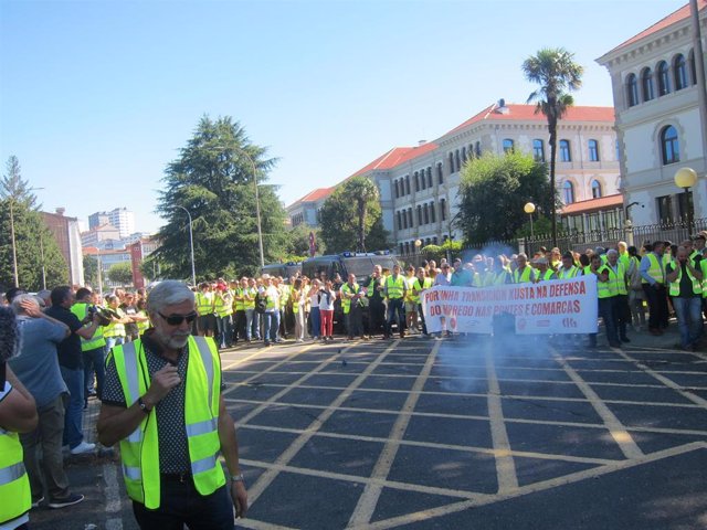 Protesta de trabajadores de la planta de As Pontes ante la Xunta, en Santiago