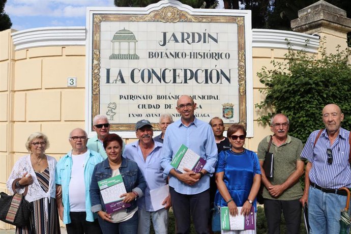 El portavoz del grupo municipal de Adelante Málaga,  Eduardo Zorrilla, y la viceportavoz del mismo, Paqui Macías, junto a vecinos del Jardín Botánico La Concepción.