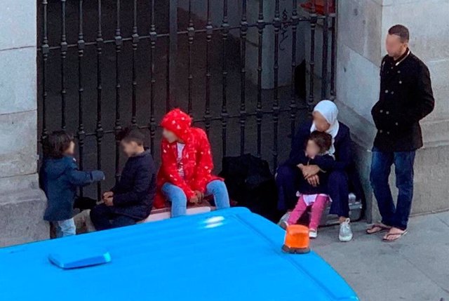 Foto de la familia que solicita asilo a las puertas de Samur Social