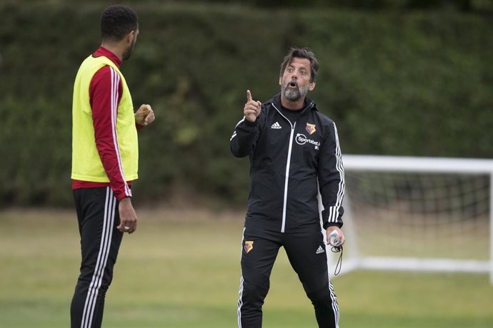 Quique Sánchez Flores dirigiendo al Watford
