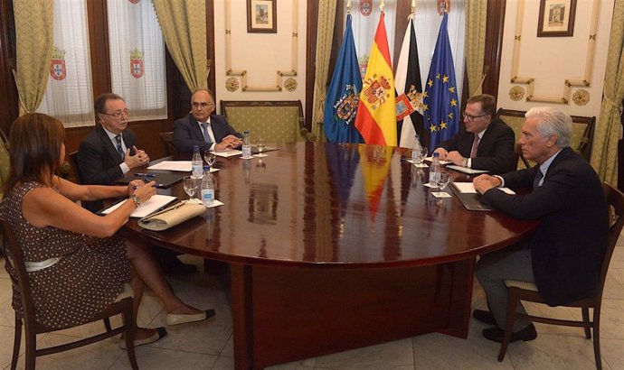 El presidente de Ceuta, Juan Vivas (PP), ha recibido este viernes en la Asamblea local a su homólogo en Melilla, Eduardo de Castro (Cs), en su primer encuentro