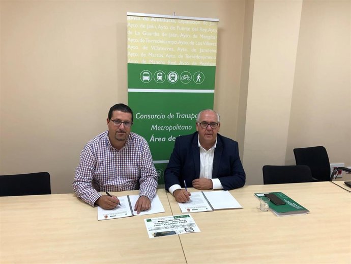 Firm del convenio sobre el nuevo servicio de autobús entre Pegalajar y Jaén.