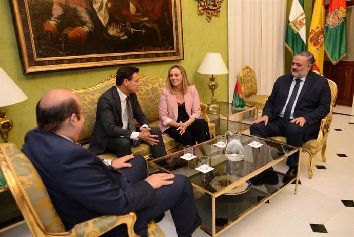 Reunión del Ayuntamiento y la Junta sobre movilidad y vivienda