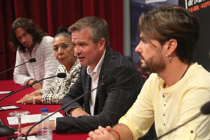 Víctor González, diputado de Cultura, con artistas que actuarán en el espectáculo de clausura de la Bienal de Flamenco de Málaga 2019.