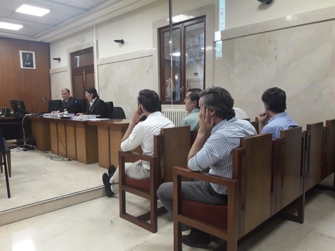 Els germans Ruiz-Mateos asseguts al banc dels acusats