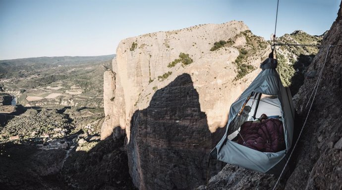 Iniciativa "Sueños Verticales",dormir suspendido a más de 100 metros de altura tras ascender un mallo a pie o escalando