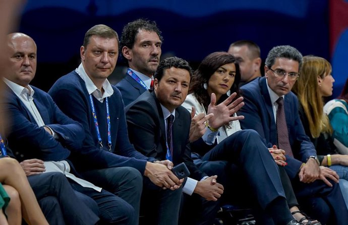 El presidente de la FEB, Jorge Garbajosa, y la presidenta del CSD, María José Rienda, en un partido de España