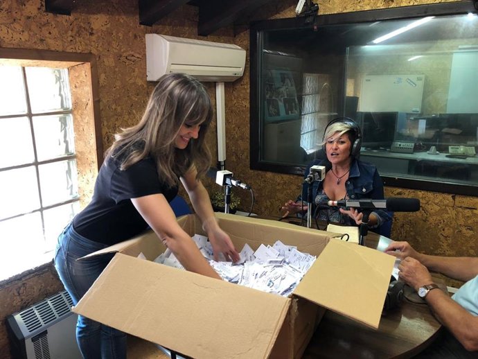 La recientemente premiada actriz alcalareña, Laura Toledo, ha actuado como mano inocente en el sorteo.