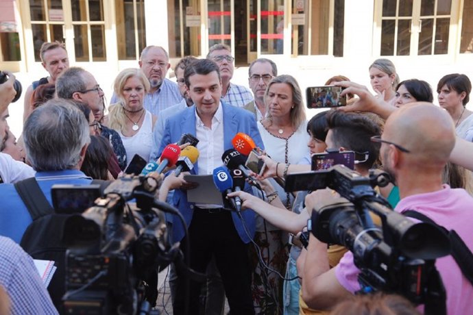 El alcalde de Córdoba, José María Bellido (PP), atiende a los periodistas ante el Ayuntamiento, en una imagen de archivo