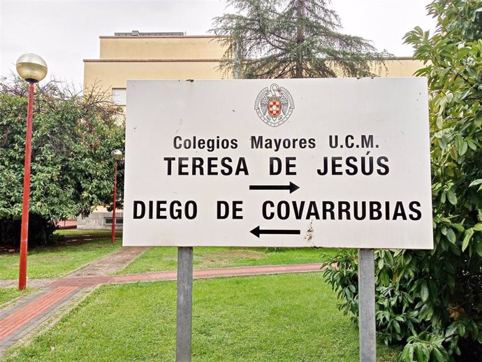 Cartel de acceso al Colegio Mayor Universitario Diego de Covarrubias de la Universidad Complutense de Madrid.