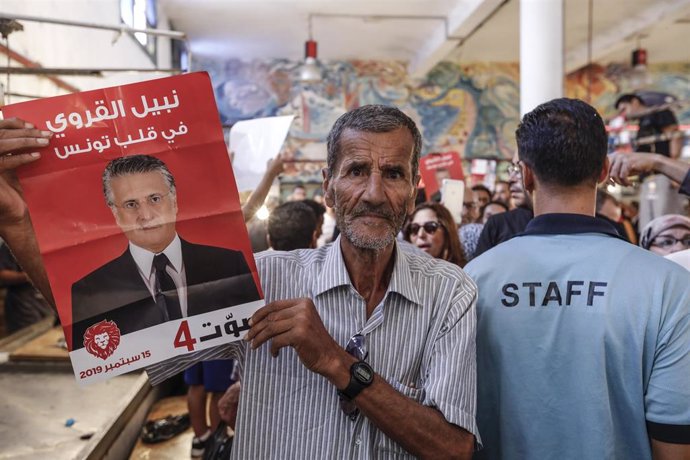 Un partidario del candidato presidencial Nabil Karoui en Túnez