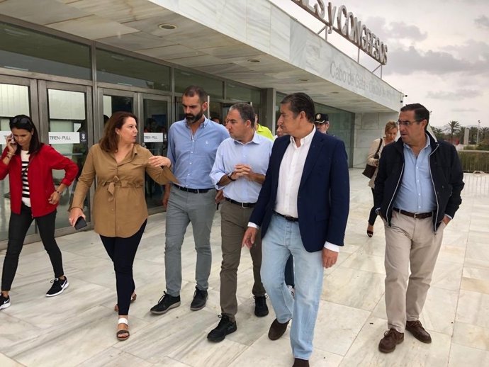 En el centro, el consejero de Presidencia, Elías Bendodo, visita el Palacio de Congresos de El Toyo