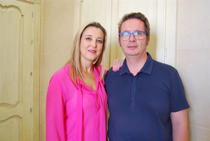 José Manuel Rodríguez, a la derecha, deja su acta de concejal por razones estrictamente profesionales.