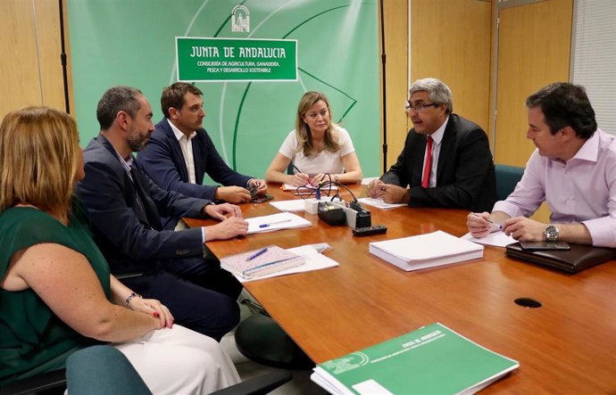 Reunión de la Junta de Andalucía con representantes de la industria cárnica de la comunidad.