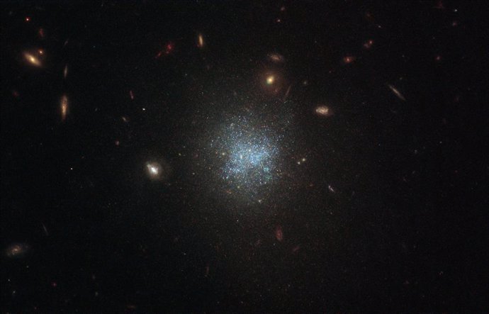 El telescopio Hubble realza una galaxia poco brillante