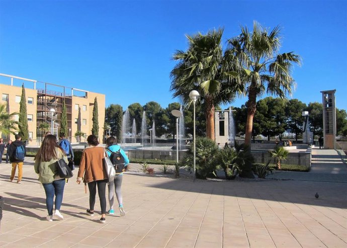 Estudiantes de la Universidad de Jaén en el Campus de las Lagunillas.