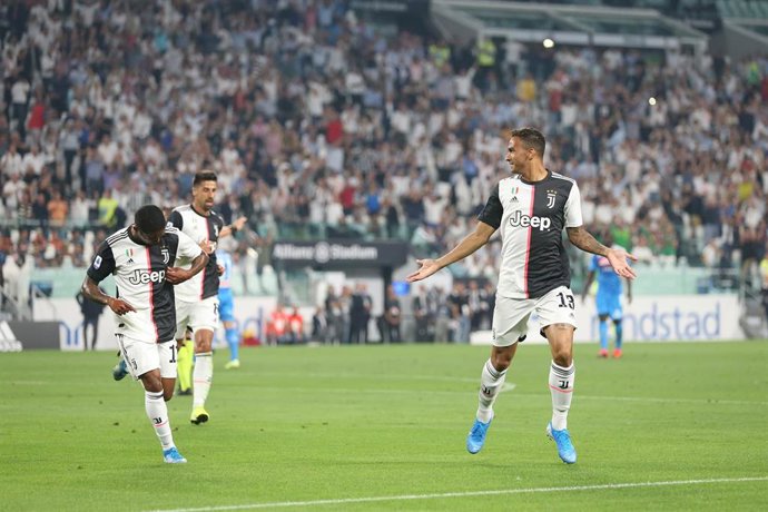 31 August 2019, Italy, Turin: Juventus's Danilo (R) celebrates scoring his side's first goal with team mates during the Italian Serie A soccer match between Juventus F.C. and S.S.C. Napoli at Allianz Stadium Photo: Jonathan Moscrop/CSM via ZUMA Wire/dpa