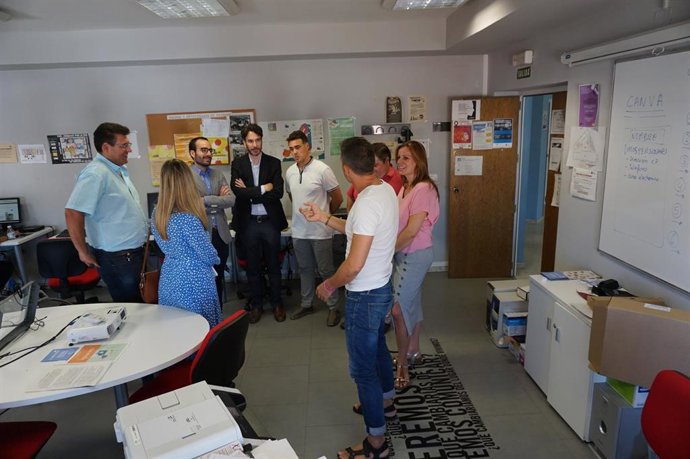 Herrador (tercero por la izda.) visita un Centro de Acceso Público a Internet