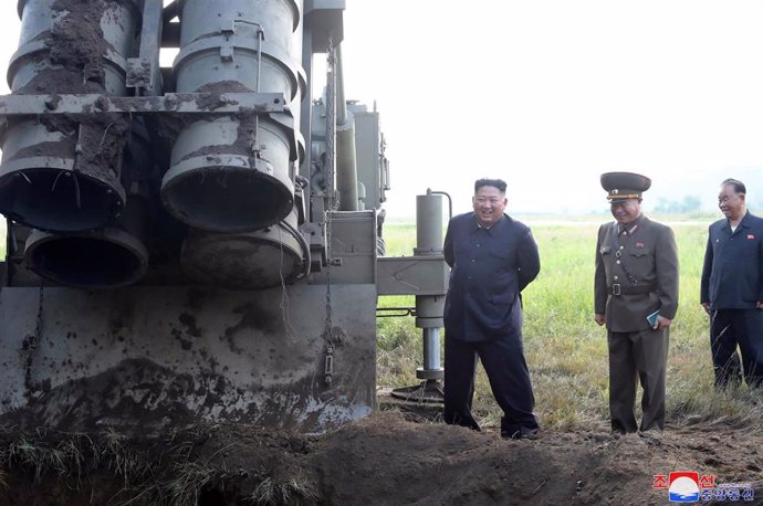 Kim Jong Un supervisa el lanzamiento de un cohete