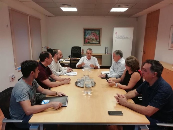 El vicepresident i conseller de Transició Energtica, Juan Pedro Yllanes (presidint la taula), a la reunió amb representants d'UGT en relació a Es Murterar.