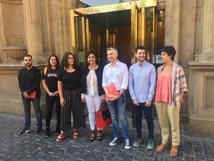 Herrera (primero por la izquierda) en la foto de familia de la llegada de los equipos negociadores de PSOE y Podemos para la investidura de Andreu